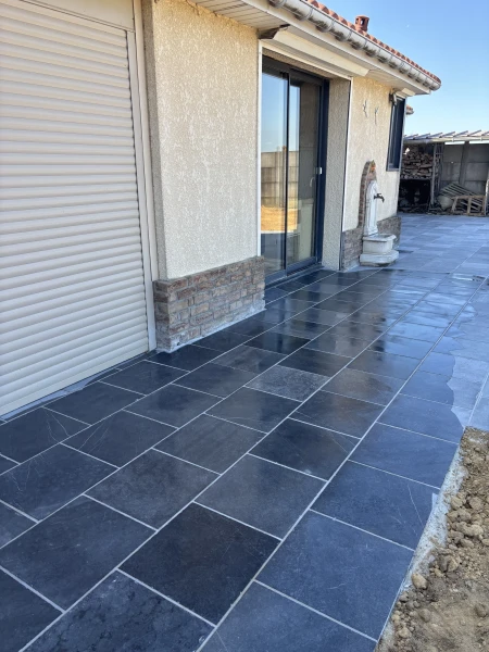 Création d'une terrasse en pierre bleue 